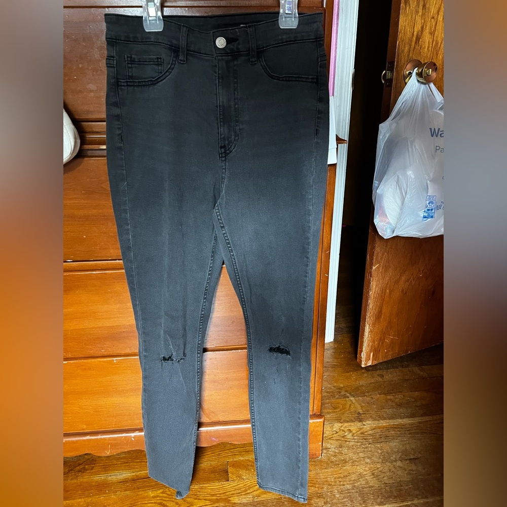 Skinny black jeans only two rips on the knees. New never worn w tag